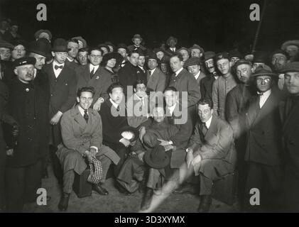 Auf diesem Foto aus dem Jahr 1921 kommen italienische Fußballspieler und Beamte zum Amsterdamer Hauptbahnhof, um ein Freundschaftsspiel gegen die Niederlande zu führen. Das Spiel fand im Mai 1921 statt. Stockfoto