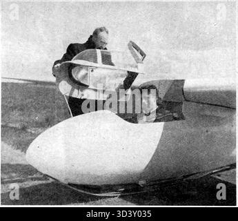 Am 28. Juli 1950 bereitete sich Pierre Malotaux auf die Olympia-Veranstaltung in Terlet vor. Das Foto fängt ihn in seinem Segelflugzeug vor dem Wettkampf ein, ein wichtiger Moment in seiner Karriere in der Luftfahrt. Stockfoto