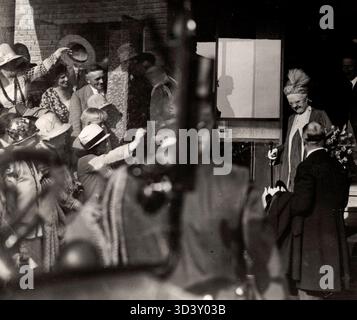 Dieses Bild zeigt Königin Mutter Emma am Amsterdamer Hauptbahnhof während der Olympischen Spiele 1928. Sie wird von einer kleinen Menge applaudiert. Stockfoto