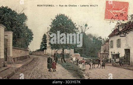 Dieses Foto aus dem Jahr 1907 zeigt die Rue de Chelles in Montfermeil und zeigt eine Molkerei (laiterie) entlang der Straße, die zu dieser Zeit ein wesentlicher Bestandteil der lokalen Wirtschaft war. Stockfoto