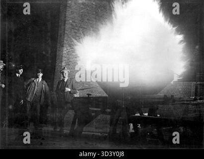 Die Olympische Flamme wurde zum ersten Mal in der Geschichte während der Olympischen Sommerspiele 1928 in Amsterdam entzündet. Dies war ein bedeutender Moment in der olympischen Tradition und symbolisierte den Beginn der Spiele. Stockfoto