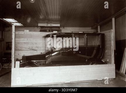 1914 erhielt Kardinal Willem Marinus van Rossum ein niederländisches Simplex-Auto als Geschenk. Der von Wilhelm Maybach entworfene und in Amsterdam gebaute Wagen hatte eine Höchstgeschwindigkeit von 80 km/h. Das Foto zeigt das Fahrzeug in Holzverpackung in der Simplex-Fabrik auf dem Overtoom, mit Kutsche von Kimman in Haarlem. Stockfoto