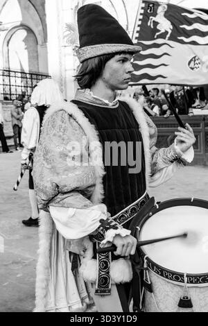 Ein Schlagzeuger von der Valdimontone Contrada Peforms auf der Piazza del Campo während der historischen Prozession, der Palio, Siena, Italien. Stockfoto