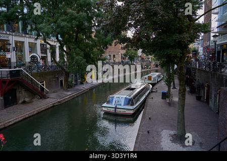 Utrecht, Niederlande - 30. August 2025 - niederländische Häuser säumen den Oudegracht oder Alten Kanal im Zentrum von Utrecht Stockfoto
