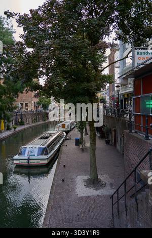 Utrecht, Niederlande - 30. August 2025 - niederländische Häuser säumen den Oudegracht oder Alten Kanal im Zentrum von Utrecht Stockfoto