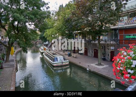 Utrecht, Niederlande - 30. August 2025 - niederländische Häuser säumen den Oudegracht oder Alten Kanal im Zentrum von Utrecht Stockfoto