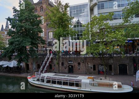 Utrecht, Niederlande - 30. August 2025 - niederländische Häuser säumen den Oudegracht oder Alten Kanal im Zentrum von Utrecht Stockfoto