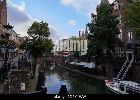 Utrecht, Niederlande - 30. August 2025 - niederländische Häuser säumen den Oudegracht oder Alten Kanal im Zentrum von Utrecht Stockfoto