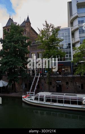 Utrecht, Niederlande - 30. August 2025 - niederländische Häuser säumen den Oudegracht oder Alten Kanal im Zentrum von Utrecht Stockfoto