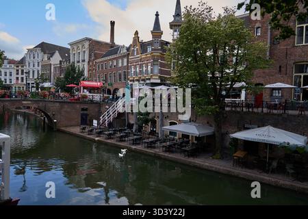 Utrecht, Niederlande - 30. August 2025 - niederländische Häuser säumen den Oudegracht oder Alten Kanal im Zentrum von Utrecht Stockfoto