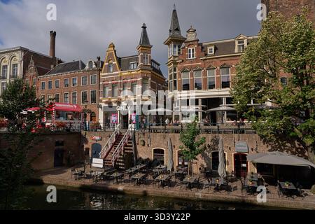 Utrecht, Niederlande - 30. August 2025 - niederländische Häuser säumen den Oudegracht oder Alten Kanal im Zentrum von Utrecht Stockfoto