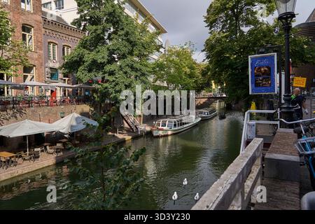 Utrecht, Niederlande - 30. August 2025 - niederländische Häuser säumen den Oudegracht oder Alten Kanal im Zentrum von Utrecht Stockfoto