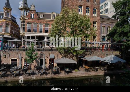 Utrecht, Niederlande - 30. August 2025 - niederländische Häuser säumen den Oudegracht oder Alten Kanal im Zentrum von Utrecht Stockfoto