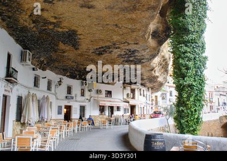 Setenil de las Bodegas, Andalusien, Spanien - 25.1,2023: Dorf, wo Felsen in die Häuser wachsen und Häuser in die Felsen wachsen Stockfoto