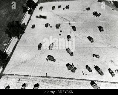 SFA022803663 1939 Niederlande: Das Bild zeigt deutsche Infanterie und Panzer, die während ihres Vormarsches durch Polen über ein Getreidefeld verteilt sind. Das Foto wurde von einem Flugzeug aufgenommen, dessen Schatten am Boden sichtbar war. Polen, 1939. Stockfoto