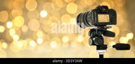 Professionelle Kamera gegen verschwommenes Licht, Bokeh-Effekt. Bannerdesign Stockfoto