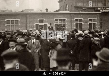 1920 versammelte sich eine große Menschenmenge zu einem Fußballspiel in den Niederlanden. Die Zuschauer versammelten sich, um das Sportereignis zu sehen. 1920, Niederlande. Stockfoto