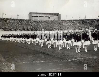 Am 28. Juli 1928 trat die niederländische Mannschaft zur Eröffnungszeremonie der Olympischen Sommerspiele in Amsterdam in das Stadion ein. Die Zeremonie war der Beginn der Olympischen Spiele. Stockfoto