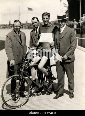 Die niederländischen Leichtathletikmeisterschaften 1926 fanden im Stadion in Amsterdam statt. Van der Wulp gewann das Amateur-30-Kilometer-Rennen, umgeben von Jansen, Douwes und Fockinga. Stockfoto