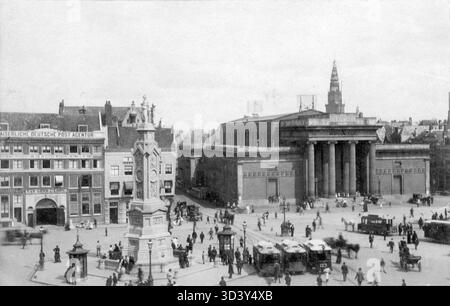 Dieser Blick auf den Dam-Platz in Amsterdam wurde vor dem Wiederaufbau 1911 aufgenommen. Das Bild zeigt Beursgebouw mit seiner neoklassizistischen Fassade, das Naatje-Denkmal und elektrische Straßenbahnen auf dem Platz sowie das Van Gend & Loos-Gebäude ganz links. Stockfoto