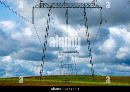 Serie von Hochspannungsleitungen Stockfoto