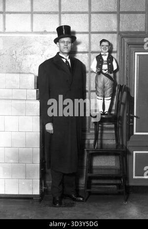 Dieses Foto aus dem Jahr 1925 zeigt Jan van Albert, den höchsten Mann der Niederlande zu dieser Zeit, der neben dem kürzesten Mann des Landes steht. Van Albert war 2,69 Meter groß. Stockfoto