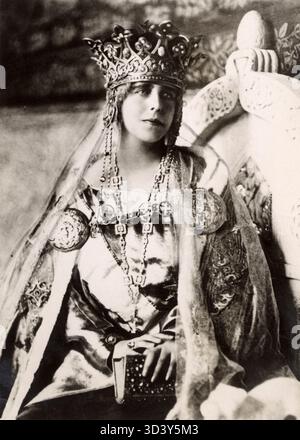 Königin Marie von Rumänien, Ehefrau von König Ferdinand, wird 1914 in ihrem Krönungskleid gesehen. Das Bild zeigt die königliche Kleidung und zeremonielle Aspekte der rumänischen Monarchie. Stockfoto