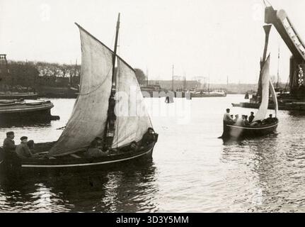 Das Ausbildungssegelschiff „Pollux“ wird 1918 in Amsterdam, Niederlande, gesehen. Die Rekruten üben im Rahmen ihrer Ausbildung Rettungsbootsegeln. Stockfoto