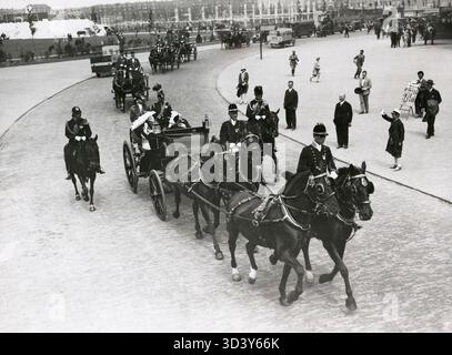 Königin Wilhelmina, Prinz Hendrik und Prinzessin Juliana reisen mit der Kutsche zum Olympiastadion während der Olympischen Spiele 1928 in Amsterdam, Niederlande. Stockfoto
