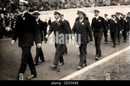 Während der Eröffnung der Olympischen Spiele 1928 in Amsterdam marschiert das norwegische Segelteam ein. Kronprinz Olaf wird in der zweiten Reihe gesehen. Diese Veranstaltung markierte die Teilnahme Norwegens an den Olympischen Spielen. Stockfoto