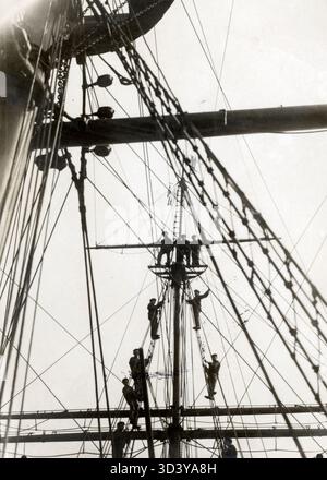 Rekruten an Bord des Ausbildungsschiffs 'Pollux' in Amsterdam, Niederlande, 1918, nehmen im Rahmen ihrer nautischen Ausbildung an Takelübungen teil. Stockfoto