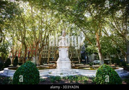 Brunnen aus dem 19. Jahrhundert, der Apollo darstellt, von Manuel Álvarez gemalt und 1802 fertiggestellt, Paseo del Prado, Madrid, Spanien, Europa. Stockfoto