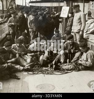 Rekruten an Bord der „Pollux“ in Amsterdam, Niederlande, erhalten 1918 Anweisungen zum Spleißen von Seilen und anderen Aufgaben während ihrer Ausbildung auf See. Stockfoto