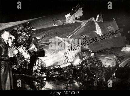 Im November 1938 stürzte das KLM-Flugzeug „de IJsvogel“ (PH-ARY) bei Schiphol aufgrund dichten Nebels ab. Bei dem Absturz kamen mehrere ums Leben, darunter Pilot Duimelaar, Kapitän Van Geemeren, Funkbetreiber C.J. Surber und Mechaniker W.J. van Huut. Stockfoto