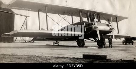 1925 unternahm ein Remmington Bumella Flugzeug mit einem einzigartigen Ausstellungsraum für Autos eine Tour durch die Vereinigten Staaten. Der Pilot, ebenfalls ein Autoverkäufer, nutzte das Flugzeug, um Autos zu bewerben, die hier auf einem Flughafen in Boston, Massachusetts, abgebildet sind. Stockfoto