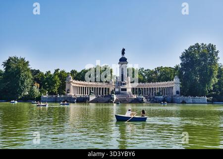 Menschen und Ruderboote auf dem See Estanque im Parque del Buen Retiro mit Denkmal für Alonso XII, Madrid, Spanien, Europa Stockfoto