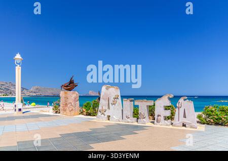 Altea, Spanien, 30. Mai 2025: Briefe ALTEA im kleinen Park Parc Caní an der Uferpromenade von Altea an der Costa Blanca Küste, Mittelmeer Stockfoto