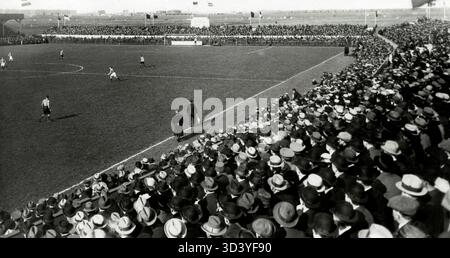 Am 31. März 1918 spielte Ajax in einem Fußballspiel gegen Sparta und gewann 4-1 Sieger der Western First Division. Das Foto gibt einen Überblick über das Feld und das Stadion während des Spiels im Amsterdamer Stadion. Stockfoto