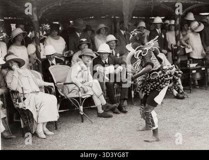 Edward Albert Christian George Andrew Patrick David (1894–1972), Prinz von Wales, König Eduard VIII., wird 1925 auf seiner Welttournee in Westafrika gezeigt. Auf dem Foto wird er von Würdenträgern begleitet, während er einen lokalen Tänzer beobachtet. Stockfoto