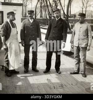 Die Besatzung des Ausbildungsschiffs „Pollux“ in Amsterdam, Niederlande, wird 1918 eingeführt. Bild von links nach rechts: Koch, Hauptbootführer, Kommandant und erster Bootsmann. Stockfoto