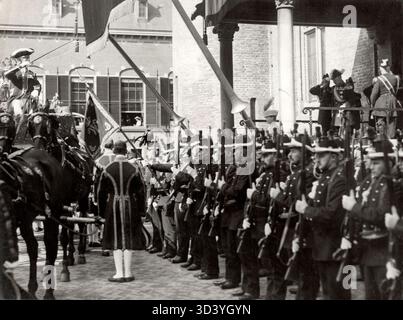 Am Prinsjesdag 1913 verlassen Königin Wilhelmina und Prinz Hendrik den Ridderzaal und begeben sich nach der Eröffnung der Generalstaaten in den Haag, Niederlande, in Richtung der goldenen Kutsche. Stockfoto