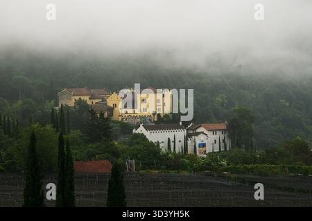 Panoramablick auf die Gärten von Schloss Trauttmansdorff bei Meran in Italien. Stockfoto