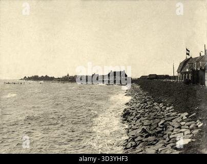 Der Hafen von Oudeschild an der Südküste von Texel, einer Watteninsel in den Niederlanden, ist 1911 dargestellt. Das Bild zeigt den Hafen und seine Rolle in den niederländischen Seeverkehrstätigkeiten. Stockfoto