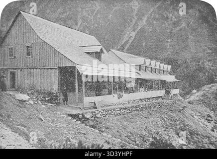 Diese Fotografie aus dem Jahr 1892 zeigt den fertigen Unterschlupf der Tatra-Gesellschaft in der Nähe von Morskie Oko, Polen, bevor er am 1. Oktober 1898 durch einen Brand zerstört wurde. Der Tierheim war ein wichtiger Zwischenstopp für Bergsteiger in den Tatra-Bergen. Stockfoto