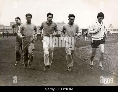 Während der Olympischen Spiele 1928 in Amsterdam trainieren japanische Athleten auf der Rennstrecke im Olympiaplein. Kinue Hitomi, ganz rechts gesehen, belegte im 800-m-Rennen den zweiten Platz. Stockfoto