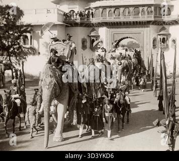 Edward VIII., Prinz von Wales, besuchte Indien 1922. Er ritt auf einem heiligen weißen Elefanten in Gwalior als Teil seiner königlichen Tour. Stockfoto