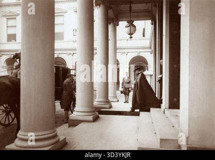 Kardinal Willem Marinus van Rossum (1854–1932), niederländischer Redemptorist und Leiter der Kongregation für die Evangelisierung der Völker, besuchte im Juli 1913 Königin Wilhelmina im Palast Noordeinde in den Haag. Er war der erste niederländische Kardinal seit der Reformation. Stockfoto