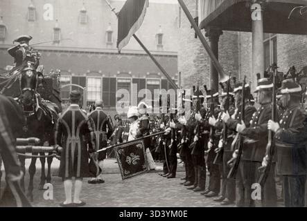 Königin Wilhelmina verlässt den Ridderzaal und kehrt nach der Eröffnung des Generalstaates am Prinsjesdag 1912 in den Haag, Niederlande, in die goldene Kutsche zurück. Stockfoto