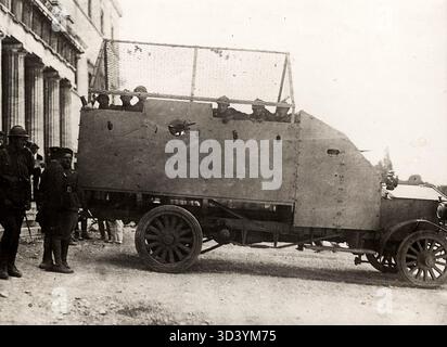 Ein Foto aus dem Jahr 1925 zeigt einen gepanzerten Wagen vor dem griechischen Parlamentsgebäude in Athen nach einem Staatsstreich, der die politische Instabilität in Griechenland widerspiegelt. Stockfoto