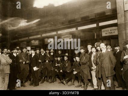 Soldaten des 31. Infanterieregiments wurden während des Eisenbahnstreiks 1910 zur Bewachung des Gare du Nord in Paris eingesetzt. Dieses Foto zeigt sie, die auf der Station stationiert sind. Stockfoto